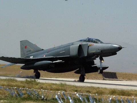 Een soortgelijke F4 Phantom-straaljager van het Turkse leger is vrijdag neergehaald.