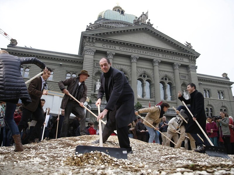 Om hun actie kracht bij te zetten, stortten de indieners van het voorstel 8 miljoen muntjes van 5 cent op het Federale Plein voor het Zwitserse parlementsgebouw in Bern.