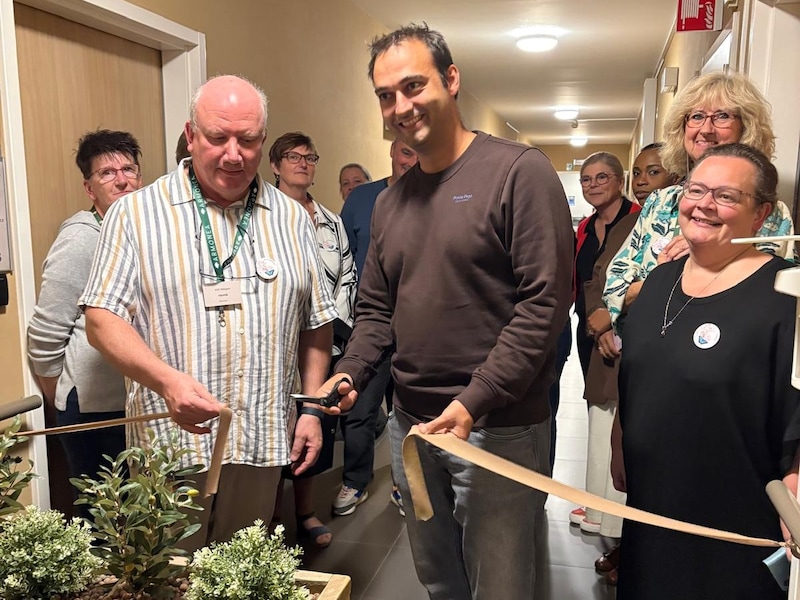 Ransts burgemeester Bart Goris mocht het lintje van hospice Bloesemhof in woonzorgcentrum Millegem doorknippen. 