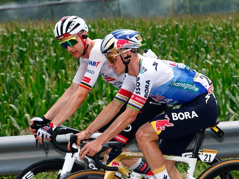 Tim Wellens keuvelt in de Tour met Remco Evenepoel. 