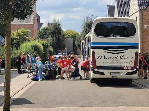 Kinderen komen toe in Balen nadat KLJ-kamp vroegtijdig stopgezet werd. Intussen hebben we uit goede bron vernomen dat er een onderzoek naar voyeurisme gevoerd wordt.