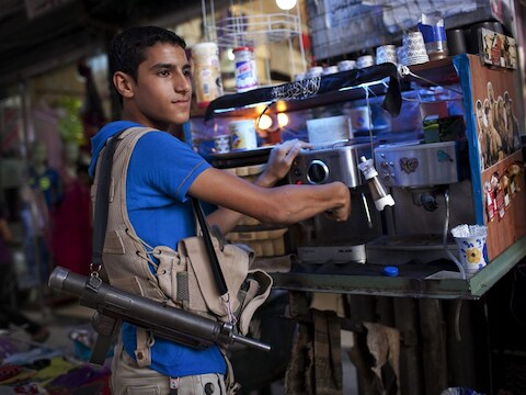 Ook in het winkeldistrict van Aleppo domineren wapens het straatbeeld.