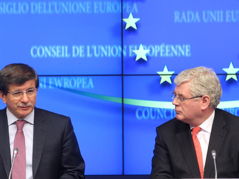 De Ierse minister van Buitenlandse Zaken en EU-voorzitter Eamon Gilmore (rechts) en de Turkse minister van Buitenlandse Zaken Ahmet Davutoglu (links).