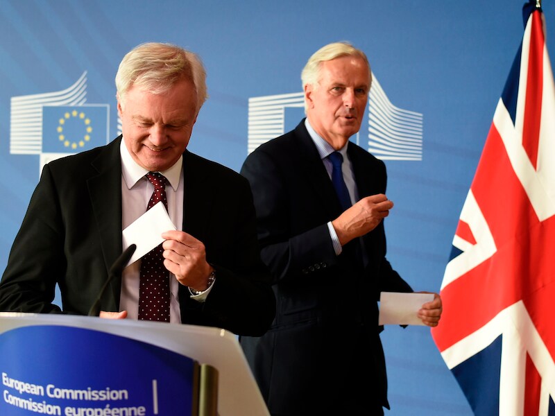 Brits brexitminister David Davis (links) en EU-brexitchef Michel Barnier.
