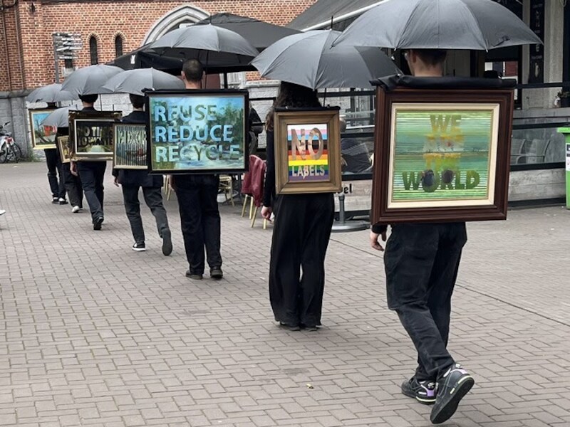 Kunstenaar David Vanparrys houdt flashmob voor menselijkheid en maatschappij in Leuven