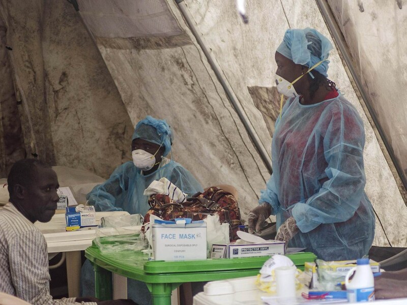 Gezondheidswerkers in een geïmproviseerde kliniek, waar bloedstalen genomen worden om te testen op ebola.
