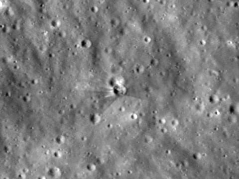 De krater op de maan die ontstond na de inslag van een SpaceX-rakettrap.  