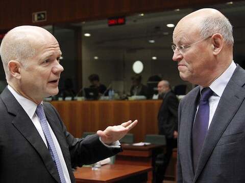 De Britse minister van Buitenlandse Zaken William Hague (links) naast zijn Nederlandse ambtsgenoot Uri Rosenthal.