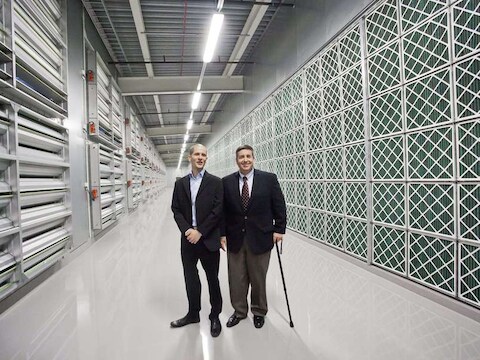 Tom Furlong, Vice President, Facebook Site Operations en Joel Kjellgren, Data Centre Manager, staan in de serverhal van het nieuwe datacenter.