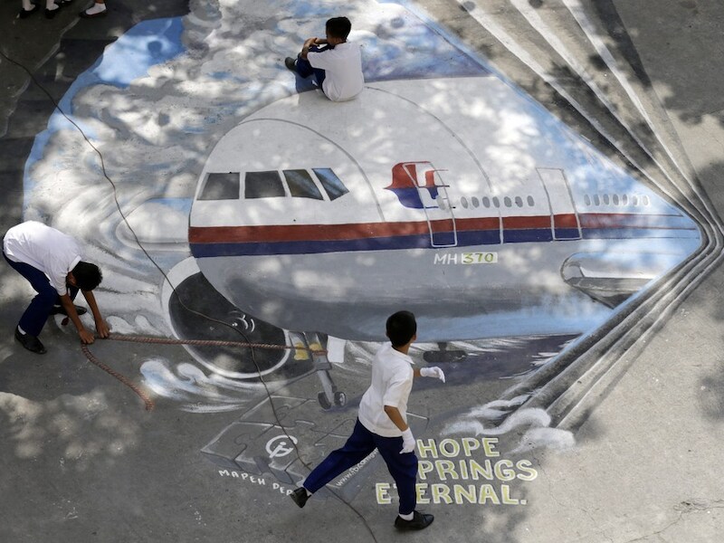Een opmerkelijke vloertekening van de MH370-vlucht, als ondersteuning voor de families van de inzittenden, in de Filipijnse stad Makati.