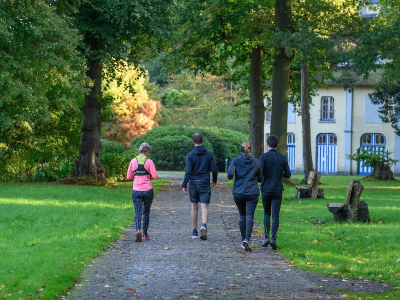 Lopen richting de ronde bouw aan het Kasteel van Westmalle