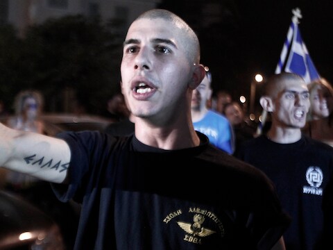 Aanhangers van de Griekse neonazistische partij 'Gouden Dageraad' demonstreren in Athene.