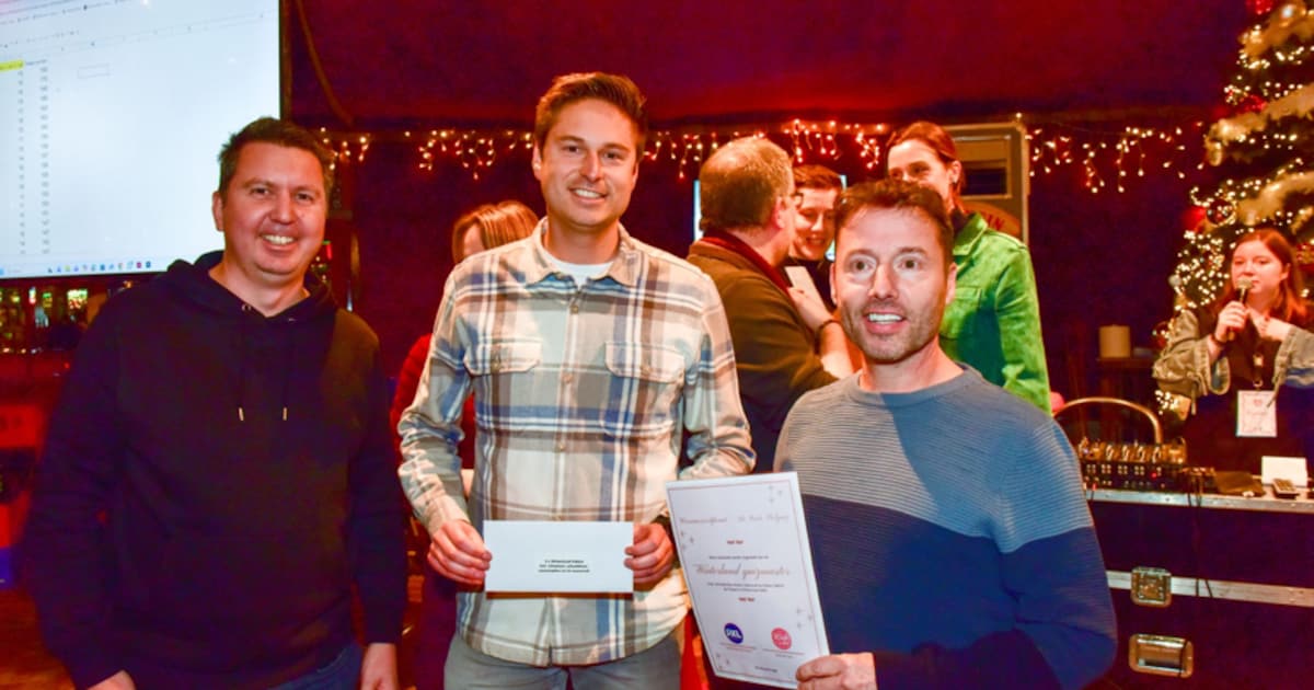 De Durvers blinken uit in Winterland Pubquiz: ruime winst op volle Spiegeltent
