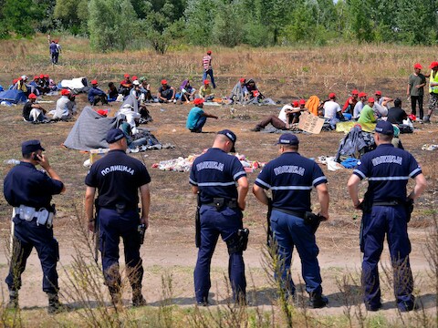 Hongerstakende migranten aan de Servisch-Hongaarse grens, gisteren.