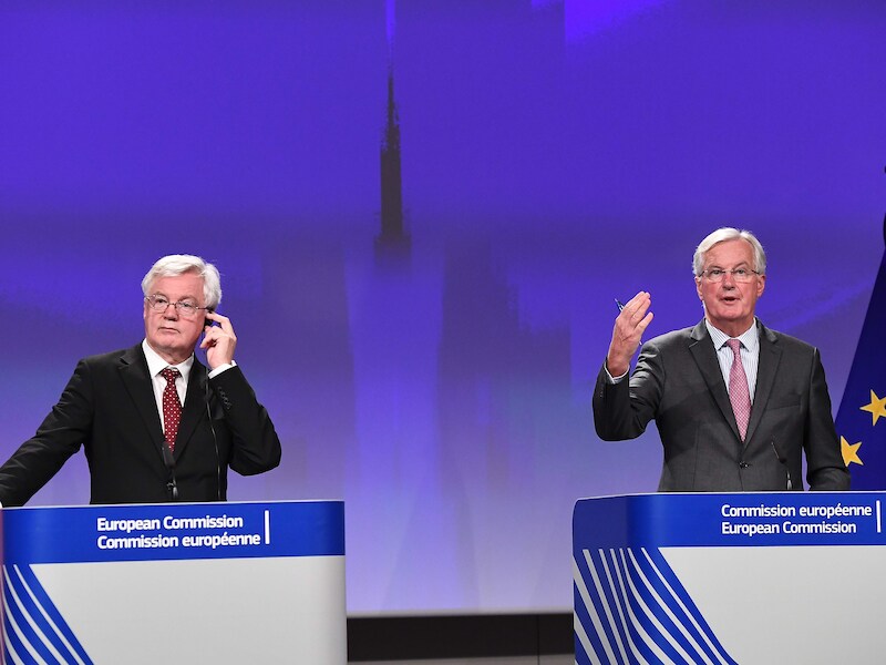 EU-onderhandelaar Barnier (rechts) en de Britse onderhandelaar David Davis.