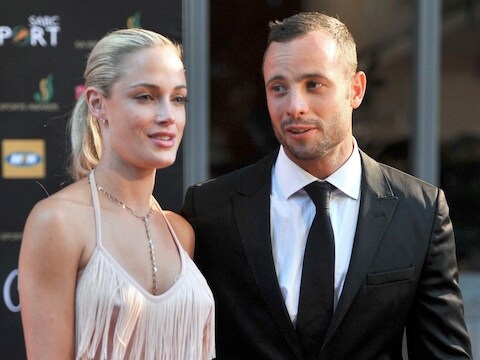 Reeva Steenkamp en Oscar Pistorius in november 2012, drie maanden voordat hij haar door een gesloten deur doodschoot.