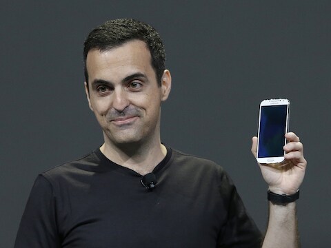 Hugo Barra stelt het toestel voor.