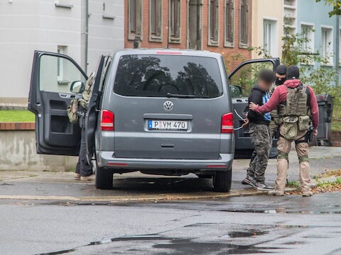 De Duitse politie heeft drie lieden gearresteerd. Zij worden ervan verdacht banden te hebben met de 22-jarige Syriër die op de vlucht is geslagen.