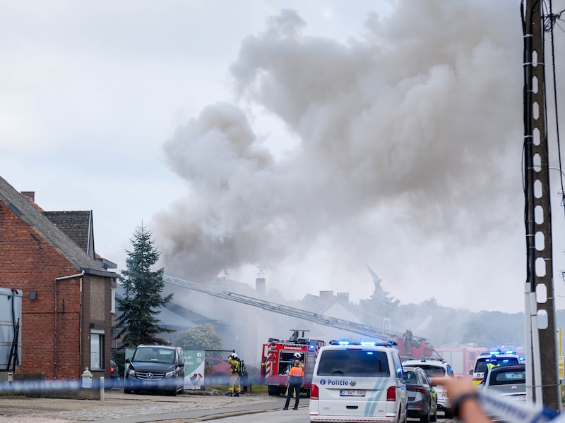 De hulpdiensten kwamen massaal ter plaatse voor de brand langs de Itegembaan