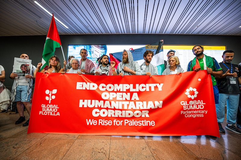 De Belgische activisten van de Global Sumud Flotilla bij hun aankomst in Brussels Airport.