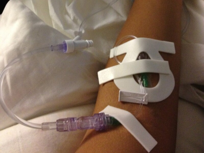 Na enkele verontrustende Tweets van haar fans, postte Rihanna deze foto van haar arm aan een infuus op Twitter. © Twitter