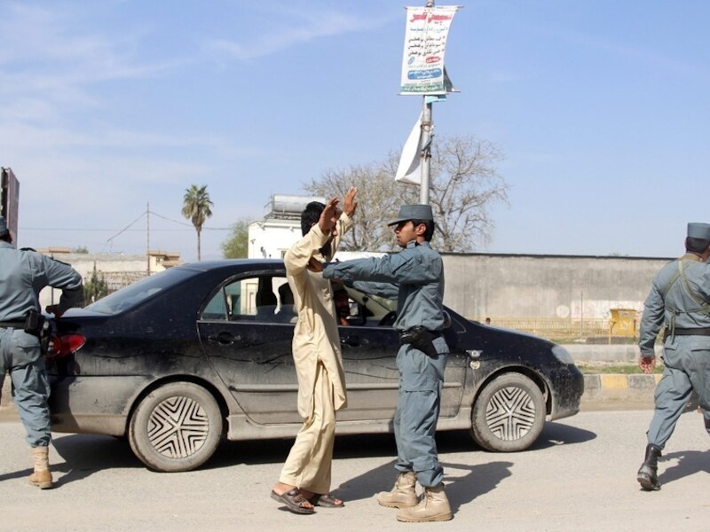 Het politietoezicht in Jalalabad werd vorige week al verscherpt na een incident met een Koranverbranding, naar verluidt door een in politie-uniform geklede man.