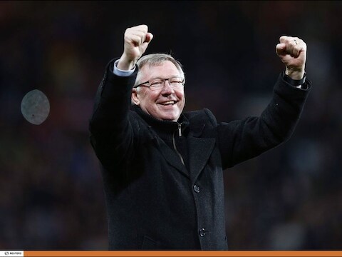 Sir Alex Ferguson is zo te zien erg blij met het zakgeld dat hij krijgt van Manchester United