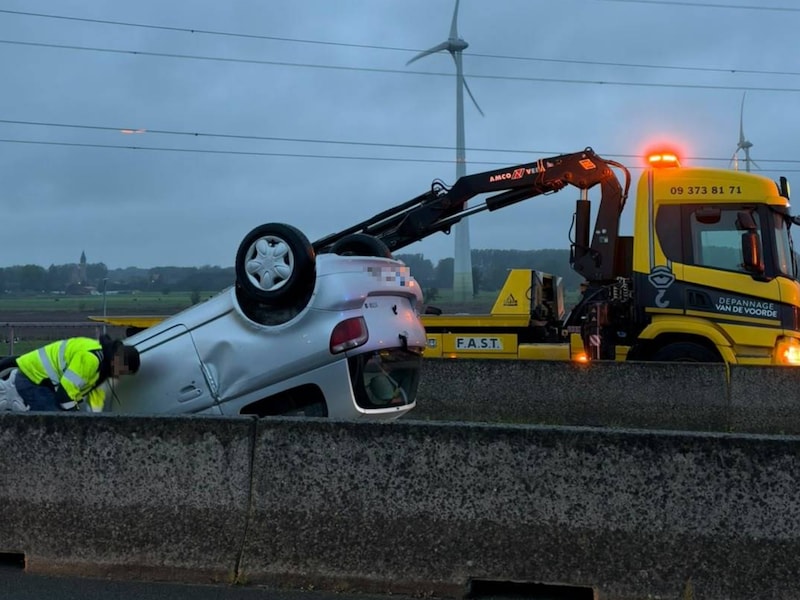 Een auto belandde op z'n dak langs de Ringlaan in Eeklo.