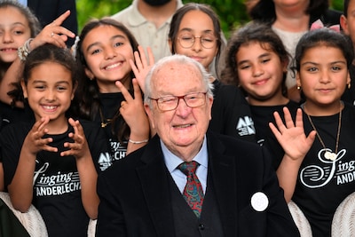 Koning Albert (91) maakt eerste publieke verschijning in acht maanden: zichtbaar moeilijk te been maar goedlachs
