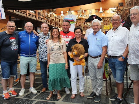 Een beeld van tijdens de persconferentie in bistro Léon in Oost-Cappel. We zien François Nimal, Dirk Ghyselinck, Christian Palka, Marie Teuf van het feestcomité Oost-Cappel, koersdirecteur en voormalig profrenner Nico Mattan, de burgemeesters Stéphanie Porreye van Oost-Cappel en Gerard Liefooghe van Alveringem, Serge Vincent en Léon Rosselle.