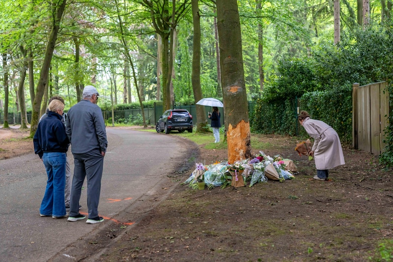 Op de plek van het ongeval werden tientallen bloemen en kaartjes neergelegd.