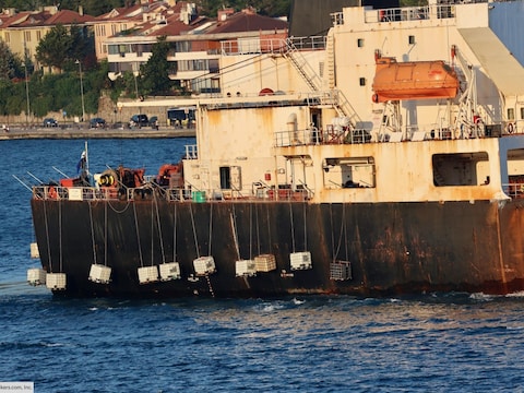 De 28 jaar oude Caruzo voer, uitgerust met anti-droneverdediging, in Istanbul met een miljoen vaten Russische ruwe olie aan boord. 