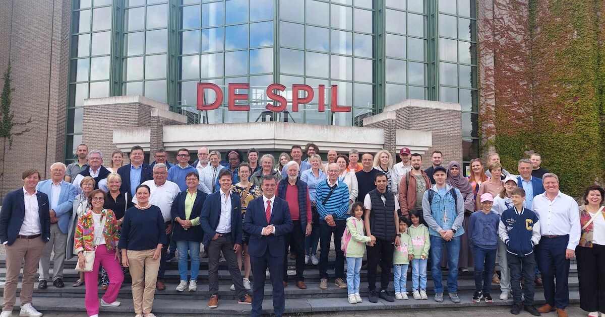 Nieuwe inwoners krijgen warm welkom en rondleiding in de stad ...