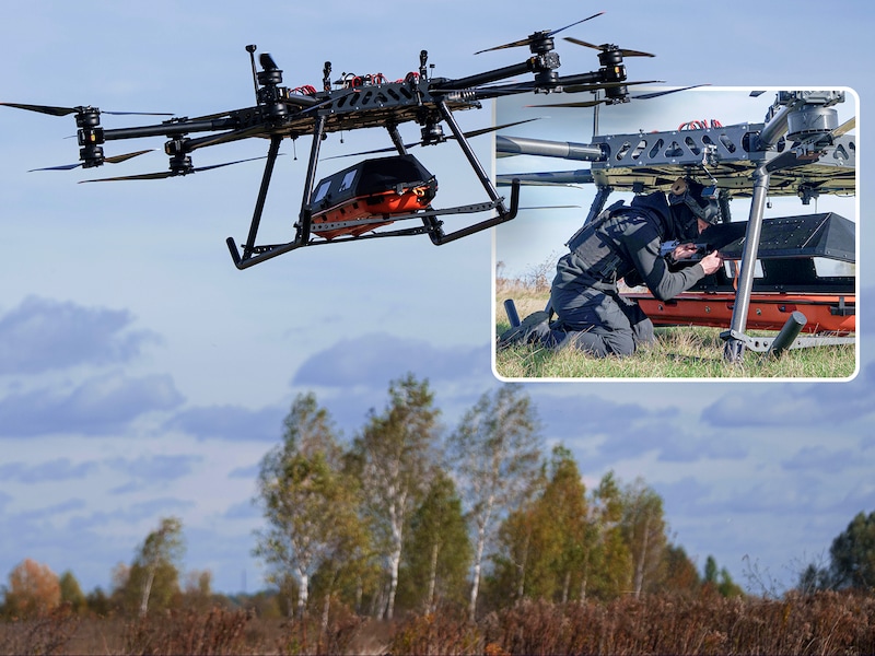 Een vertegenwoordiger van het Oekraïense defensiebedrijf SkyFall klimt in de medische module van de StarGate-drone voor een demonstratievlucht.