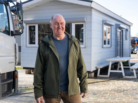 Huidig friturist Ronny Goolaerts bij zijn frituur op de Gemeenteplaats. Ook hij kan zich kandidaat stellen voor de concessie. 