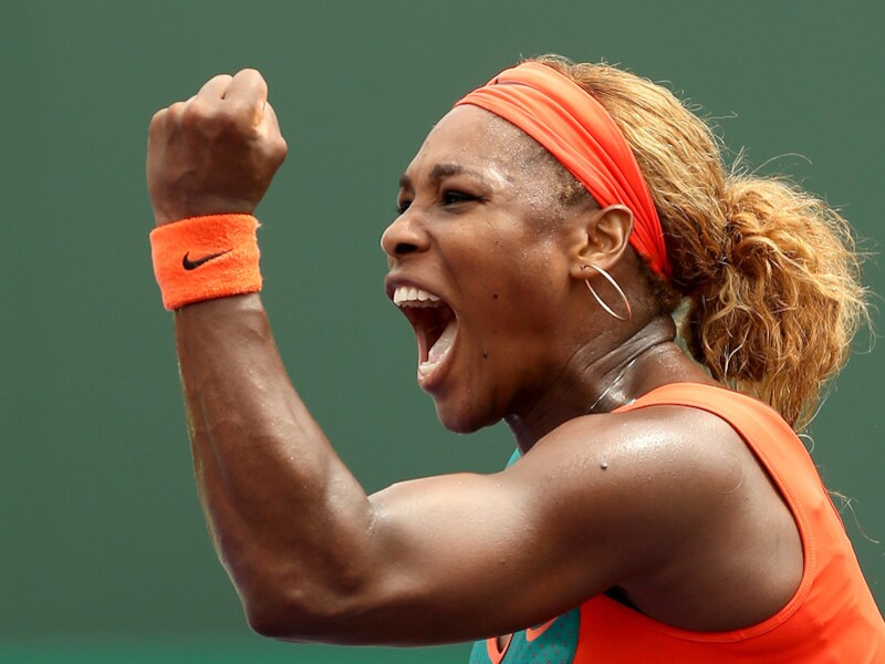 Serena Williams balt haar vuist na de winst in Miami.