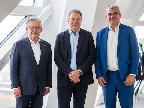 Rob Smeets, geflankeerd door Dirk De fauw en Johan Klaps, respectievelijk ondervoorzitter en voorzitter van de raad van bestuur van Port of Antwerp-Bruges.