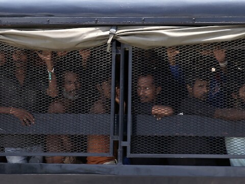 Vluchtelingen uit Bangladesh en Rohingya-moslims komen aan in een detentiecentrum in Langkawi, Maleisië.