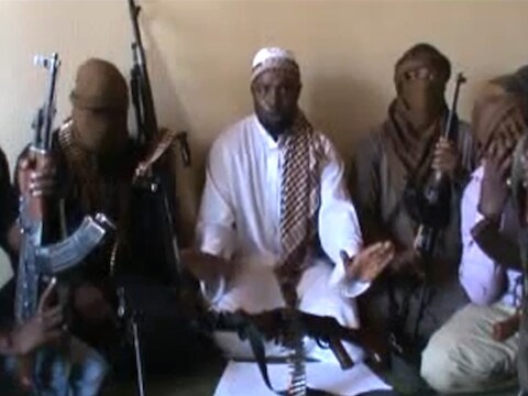 Boko Haram-leider Abubakar Shekau omringd door strijders, een still uit een in april vorig jaar geplaatste video op YouTube.