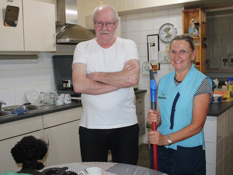 Carine Beeckaert uit Hoogstade, hier aan het werk bij Maurits in Stavele, is reeds vele jaren een van de toegewijde poetsvrouwen aan huis in dienst van het Alveringemse OCMW. “Ik ben erg tevreden over mijn naarstige, vriendelijke en correcte poetsvrouw”, glimlacht Maurits. 