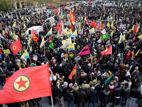 Betogers dragen Koerdische vlaggen