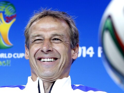 Een lachende Jürgen Klinsmann tijdens de persconferentie