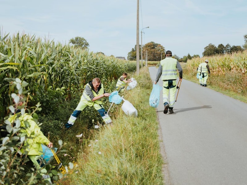 Medewerkers van De Loods zamelen zwerfvuil in.