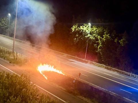Een stuk van de middenberm op de E17 vatte vuur kort na de Europese wedstrijd van AA Gent.  