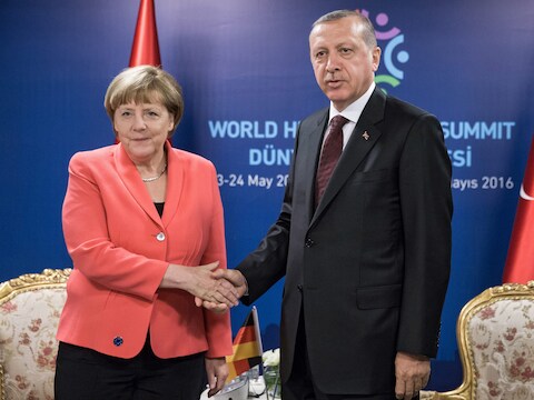Duits bondskanslier Angela Merkel en Turks president Recep Tayyip Erdogan tijdens de VN-top in Istanboel gisteren.