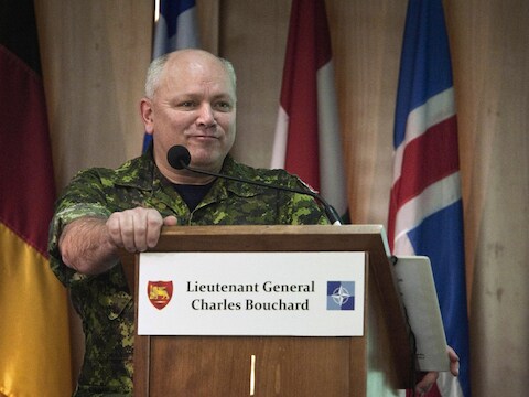 De Canadese generaal Charles Bouchard leidt de NAVO-operatie.