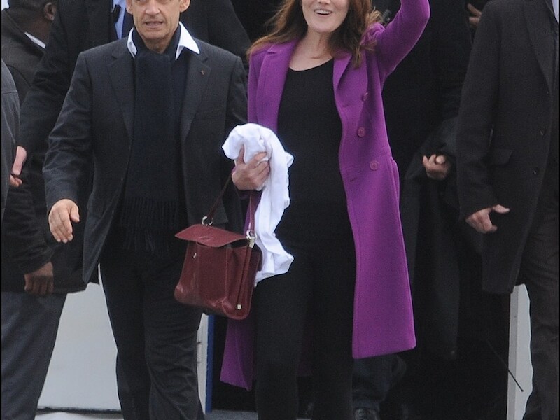Franse first lady Bruni heeft het duidelijk naar haar zin in het Elysée en steunt de Franse president Sarkozy in zijn campagne om herkozen te worden.