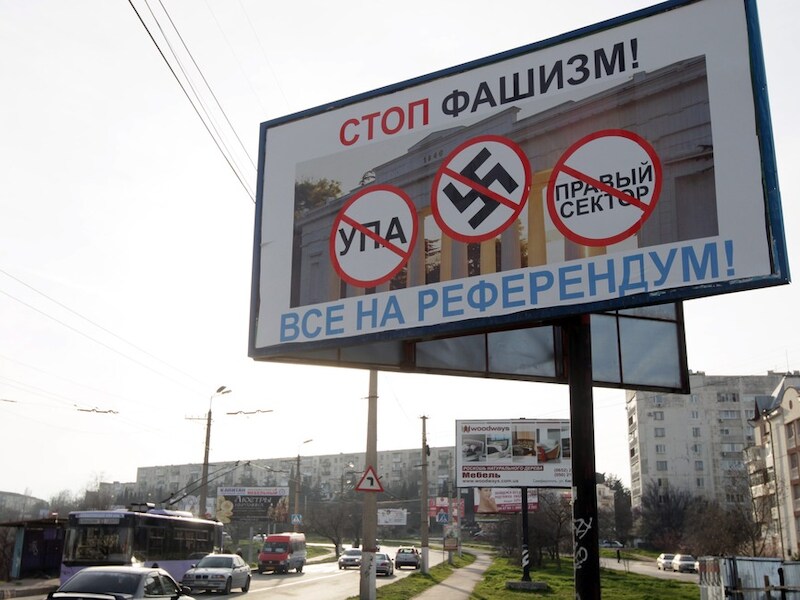 Een poster in Sevastopol roept de bevolking op zondag deel te nemen aan het referendum.