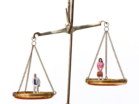 Niet alleen zijn er veel minder vrouwelijke dan mannelijke bestuurders, ook de loonkloof wordt groter in ons land.