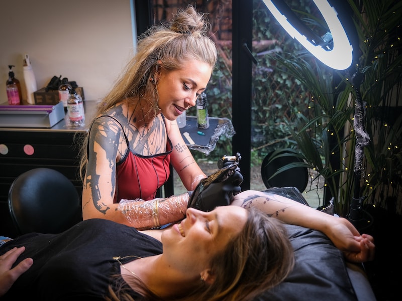 “Ik heb zeven tepels op mijn benen staan, om te oefenen”: waarom Michelle (34) deze tatoeage gratis aan ex-borstkankerpatiënten geeft